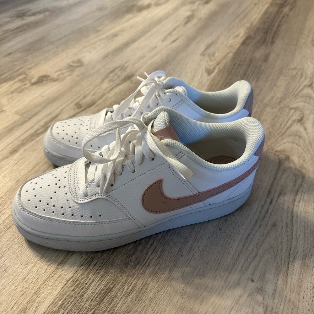 Women’s Nike Sneakers with Pink Detail